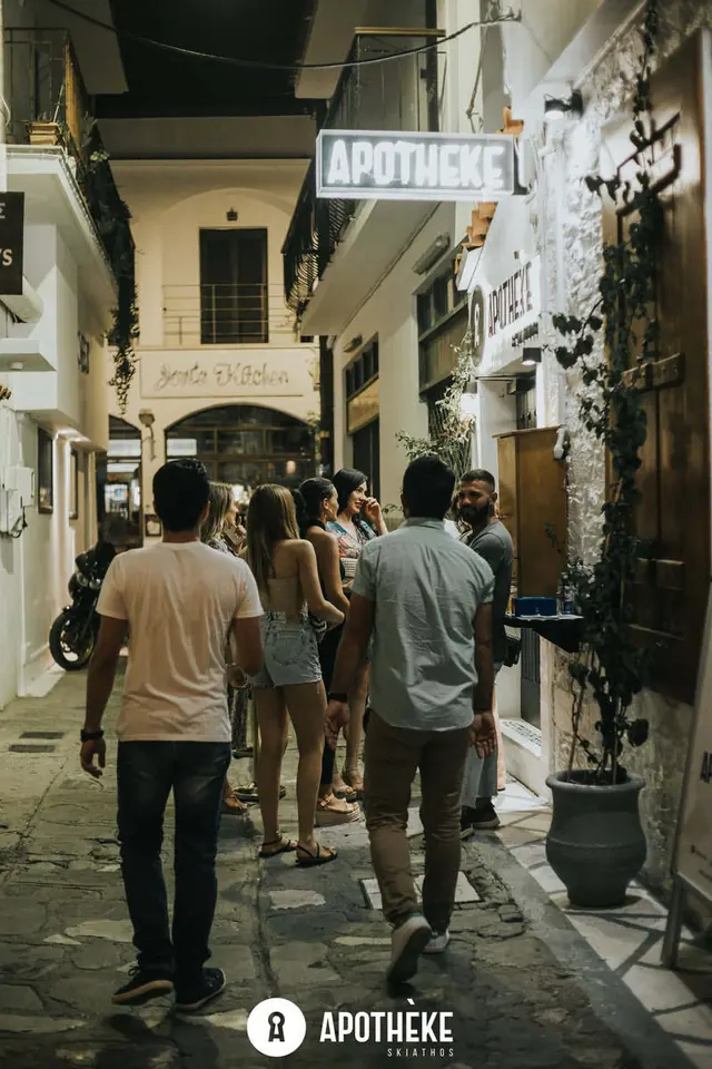 Περαστικοί στο σοκάκι της Αποθήκης