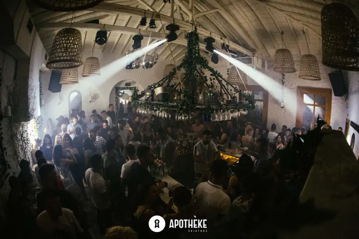 Προβολείς και το μεγάλο φωτιστικό πάνω από τη γεμάτη πίστα