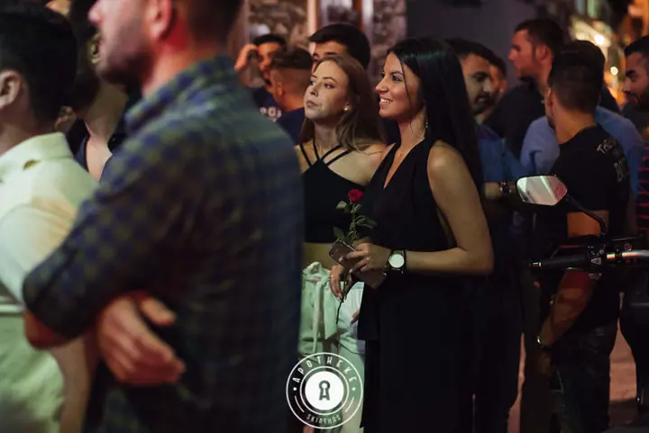 Παρέες μέσα στο πλήθος