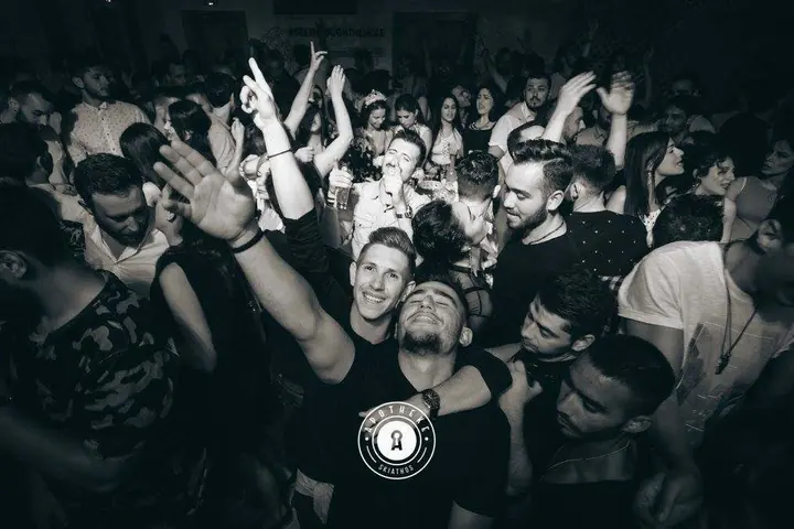 Χέρια ψηλά στην πίστα, σε ασπρόμαυρο