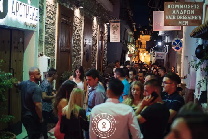 Κόσμος στο σοκάκι έξω από την Αποθήκη